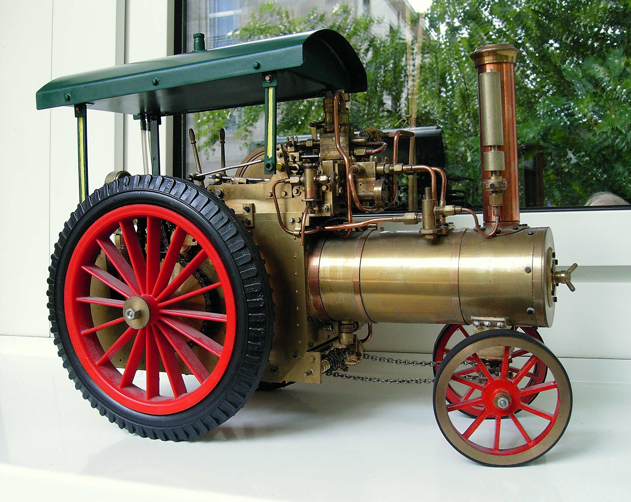 Modell einer Lokomobile, zwei Zylinder umsteuerbar, Über Getriebe fahrbar, Echtdampf